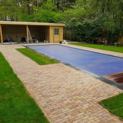 Natuurzwembad bij particulier in Zeist gemaakt door De Koninklijke Ginkel Groep