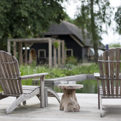 tuin met stoelen
