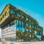 Groen gebouw vooraanzicht
