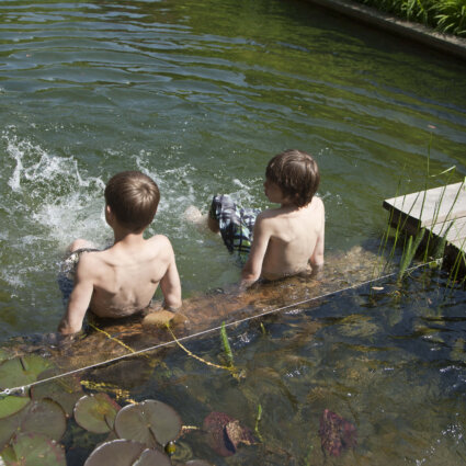 Kinderen spelen in zwemvijver